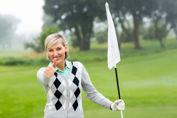 Bayan golfçü holding bayrak — Stok fotoğraf
