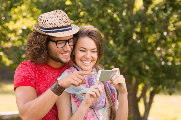 Vrienden die een selfie maken in het park — Stockfoto