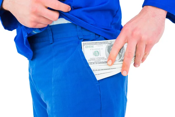 Handyman poniendo dinero en su bolsillo — Foto de Stock