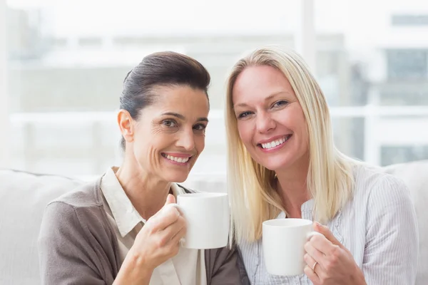 Sorrindo amigos do sexo feminino tomando café — Fotografia de Stock