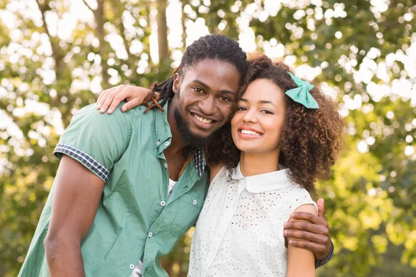 Bonito casal no parque — Fotografia de Stock