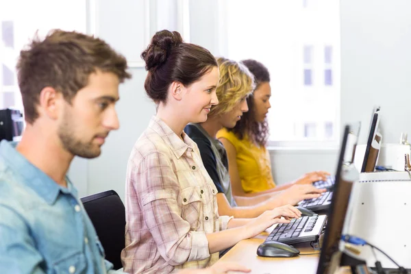 Zijaanzicht van studenten in de computer klasse — Stockfoto