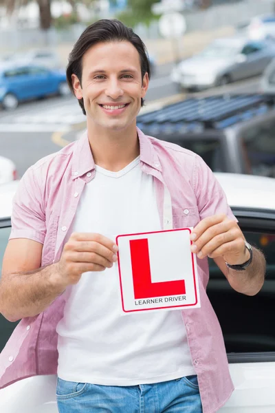 Conductor sonriendo y sosteniendo l placa —  Fotos de Stock