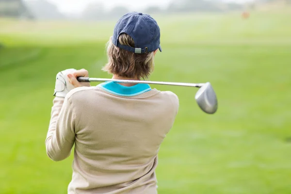 Golfista feminina a tentar — Fotografia de Stock