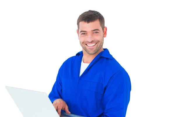 Sorrindo mecânico masculino usando laptop — Fotografia de Stock