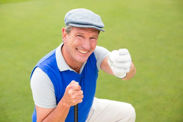 Golfista ajoelhado no putting green — Fotografia de Stock