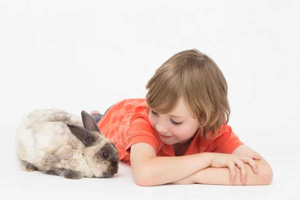 Söt pojke tittar på bunny — Stockfoto
