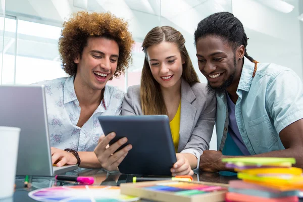 Gente creativa de negocios mirando tableta digital —  Fotos de Stock