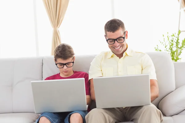 Pai e filho usando laptop — Fotografia de Stock