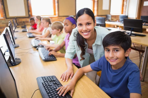 Söta elever i datorn klass med lärare — Stockfoto