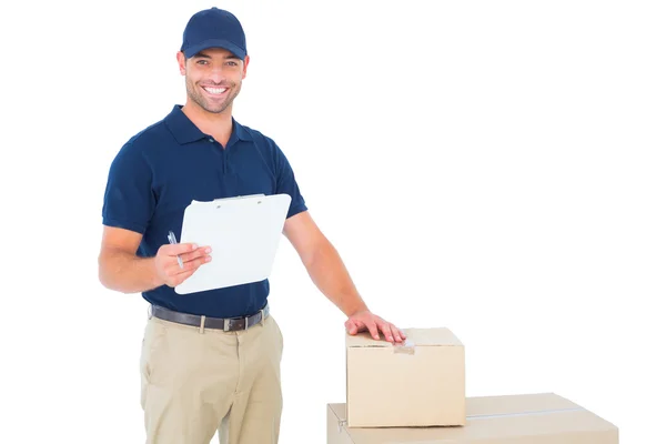 Entrega homem com caixas de papelão e área de transferência — Fotografia de Stock