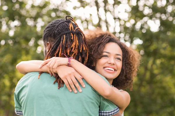 Linda pareja en el parque — Foto de Stock