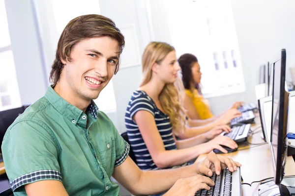 Boční pohled studentů v počítačové učebně — Stock fotografie