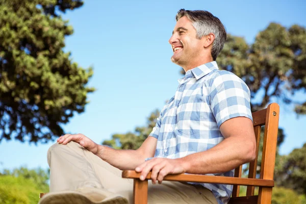 Casual man relaxing on park bench — Stock Photo, Image