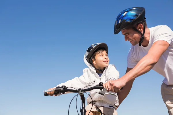 Far och son på en cykeltur — Stockfoto