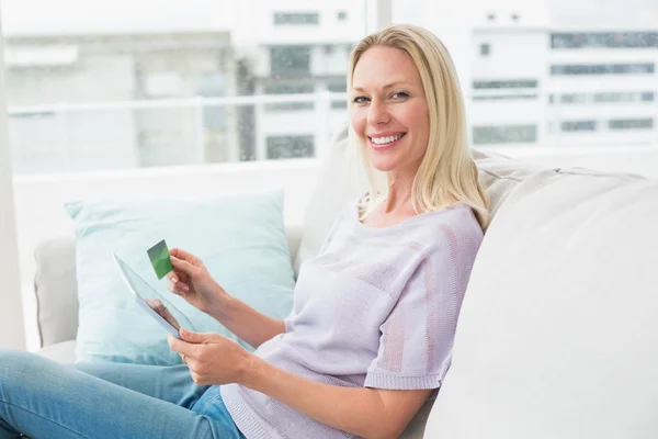 Šťastná žena s tabletu a kreditní karty — Stock fotografie