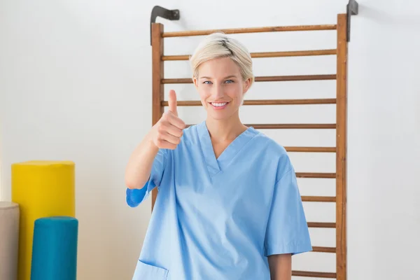 Terapeuta sonriente con pulgares arriba — Foto de Stock