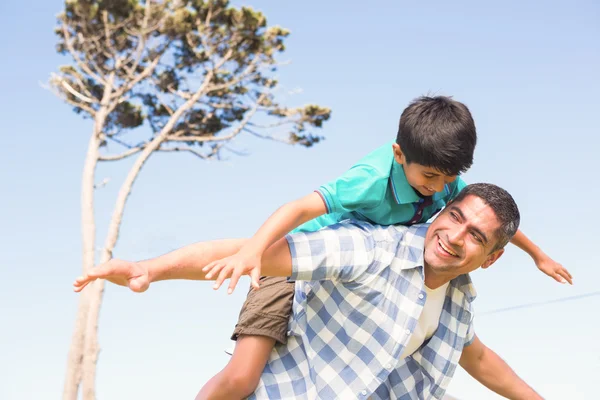 Vater und Sohn auf dem Land — Stockfoto