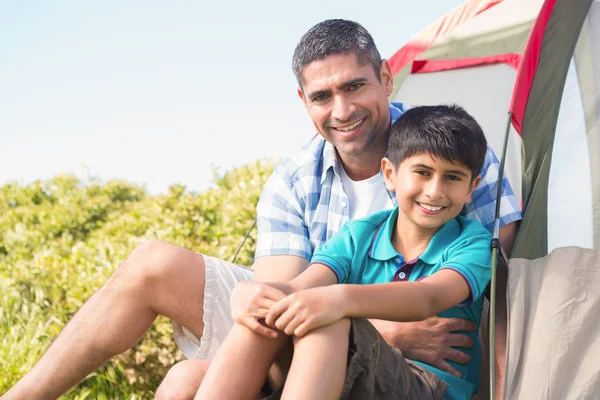 Father and son beside their tent — Stock Photo, Image