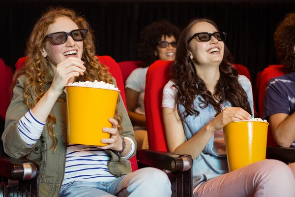 Jonge vrienden kijken naar een 3D-film — Stockfoto