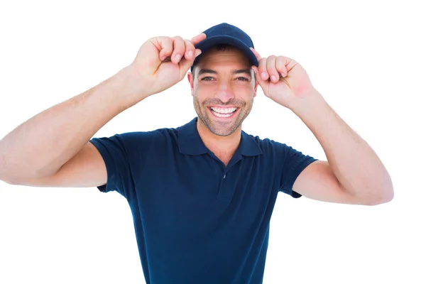 Uśmiechnięty mężczyzna dostawy czapce na białym tle — Zdjęcie stockowe