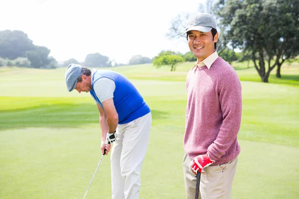 Golfen vrienden op de putting green — Stockfoto