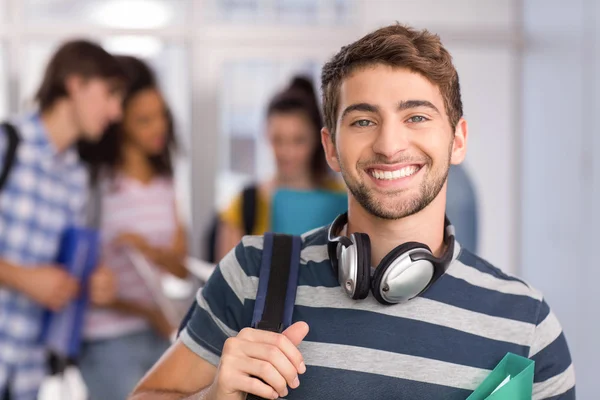 Feliz estudante do sexo masculino na faculdade — Fotografia de Stock