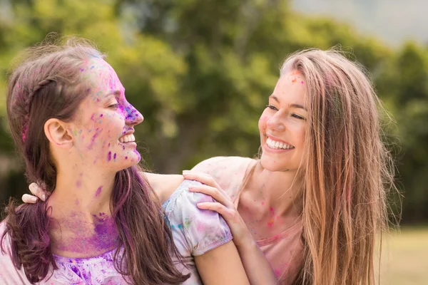 Szczęśliwy, że przyjaciele pokryte farbą w proszku — Zdjęcie stockowe