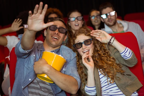 Jonge vrienden kijken naar een 3D-film — Stockfoto