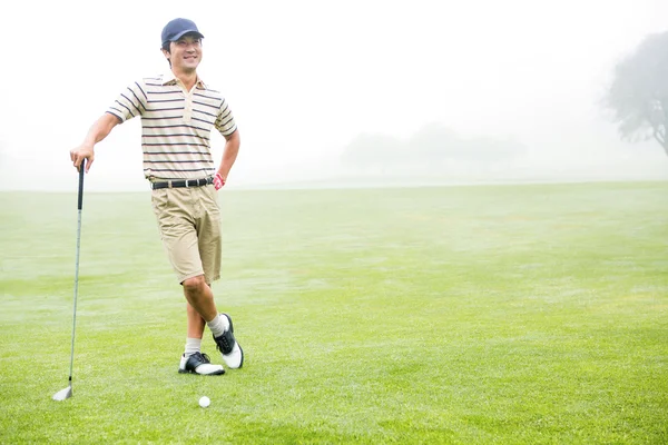 Glada golfare håller sin klubb med handen på höften — Stockfoto