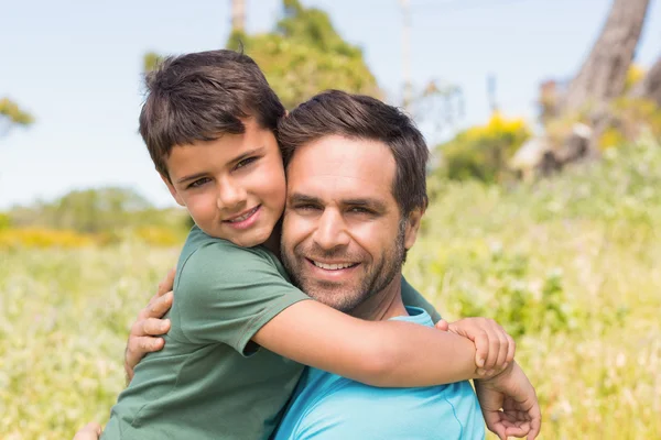 Vater und Sohn auf dem Land — Stockfoto