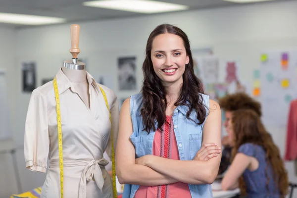 Selbstbewusste Modedesignerin mit verschränkten Armen — Stockfoto