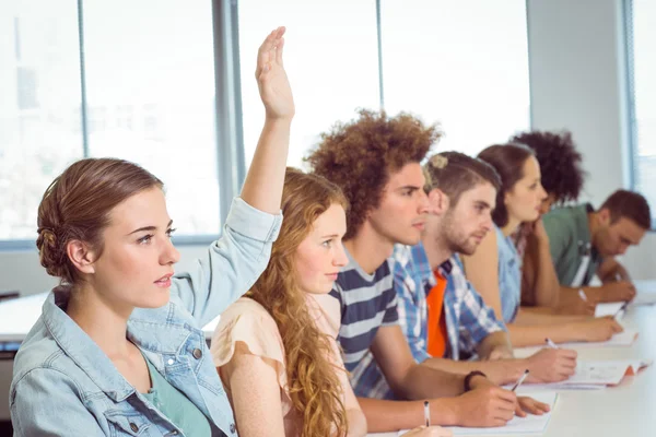 Mode studenten attente in klasse — Stockfoto