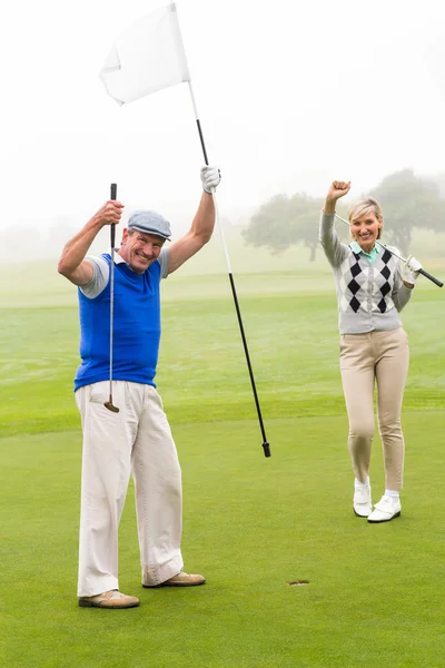 Golfe casal torcendo em colocar verde — Fotografia de Stock