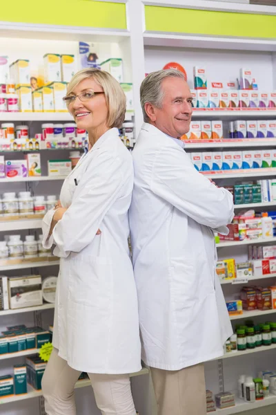 Farmacéutico con su colega de pie con los brazos cruzados —  Fotos de Stock