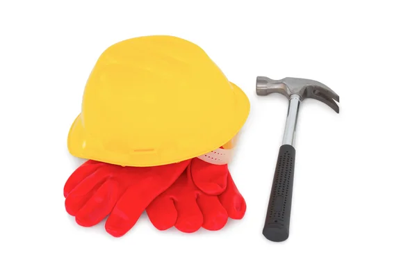 Cappello rigido giallo con guanti protettivi e martello — Foto Stock