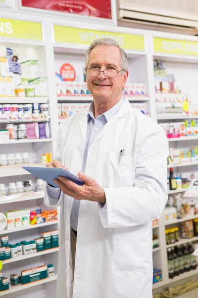 Lachende apotheker gebruiken, tablet pc — Stockfoto