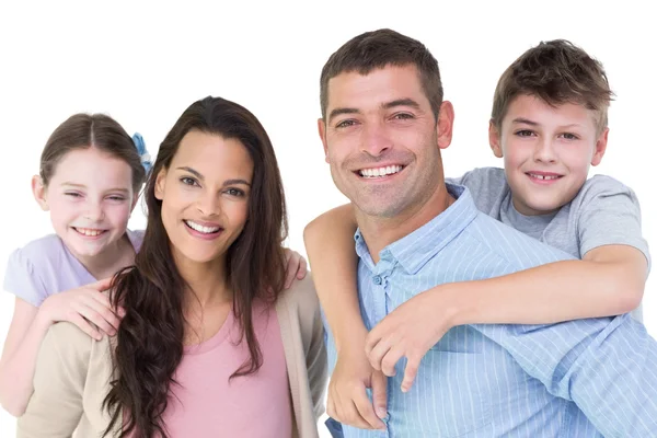 Ouders geven meeliften aan kinderen — Stockfoto