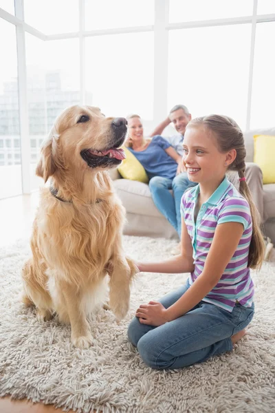 Kız köpekle oynuyor. — Stok fotoğraf