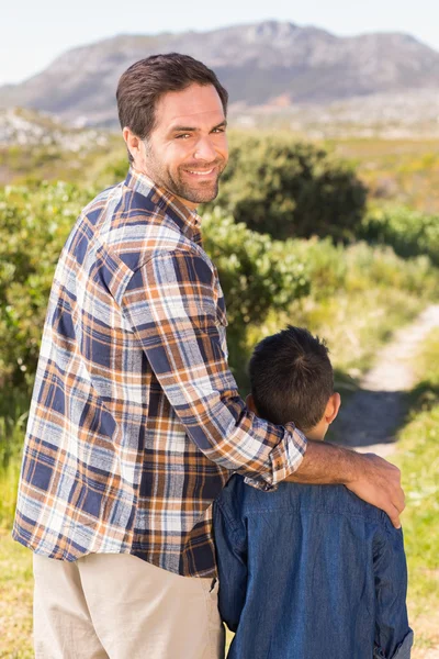 Pai e Filho em uma caminhada juntos — Fotografia de Stock