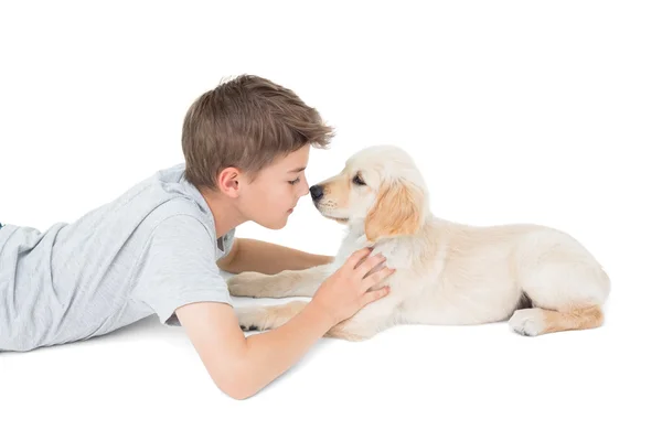 Menino esfregando nariz com cão — Fotografia de Stock