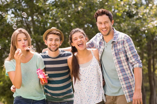 Gelukkige vrienden in het park — Stockfoto