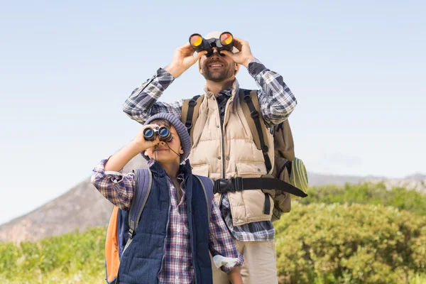 Padre e hijo haciendo senderismo en las montañas —  Fotos de Stock