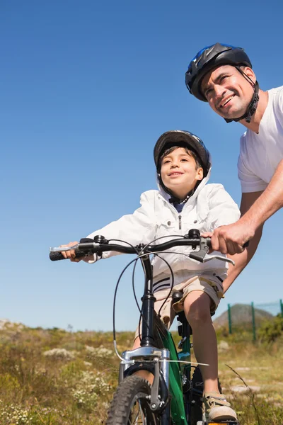 Pai e filho em um passeio de bicicleta — Fotografia de Stock
