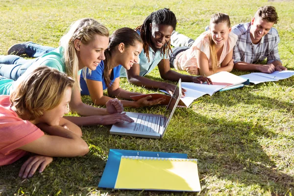 Studenten studieren draußen auf dem Campus — Stockfoto