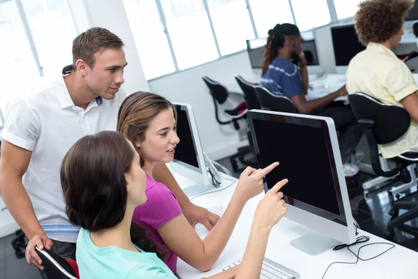 Dator lärare hjälper ganska kvinnliga studenter — Stockfoto