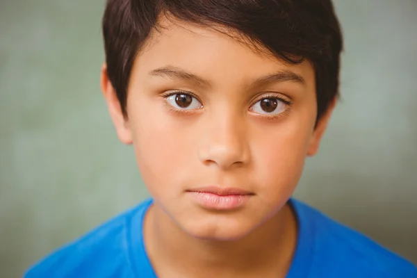 Porträtt av söt liten pojke — Stockfoto