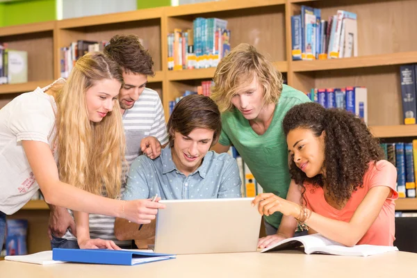 Estudiantes universitarios usando laptop en la biblioteca — Foto de Stock