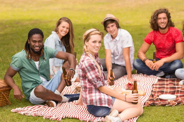 Glückliche Freunde im Park beim Picknick — Stockfoto