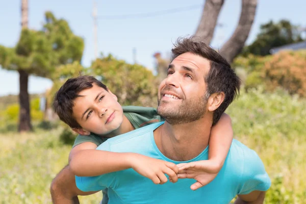 Pai e filho no campo — Fotografia de Stock